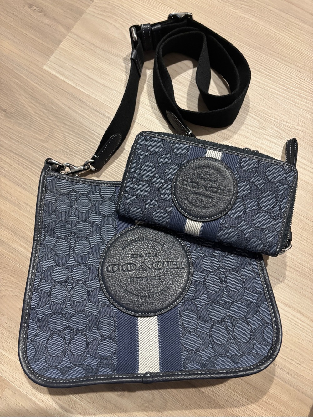 Coach Men's Navy Signature Crossbody Messenger with Wallet Like New!